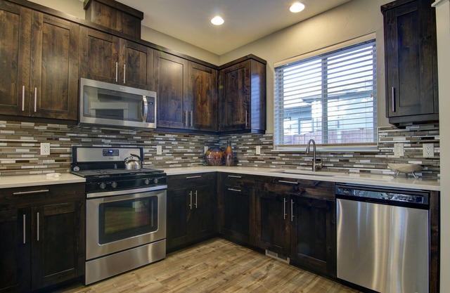 Jacksons Place - ¡Nuevo hogar! Plano de planta abierto, patio cercado, A / C, claro y brillante