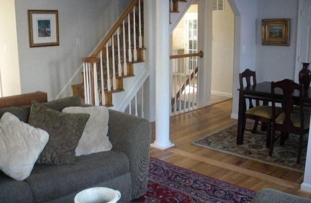 Komplett renoviert und schön dekoriert in Falls Church