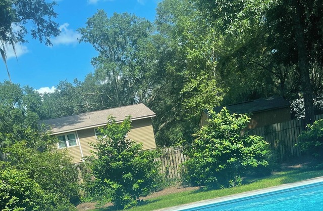 Great location N.E. Tallahassee .FSU 7.9 miles. Pool and New kitchen