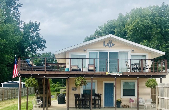 Great Location on beautiful Gun Lake!