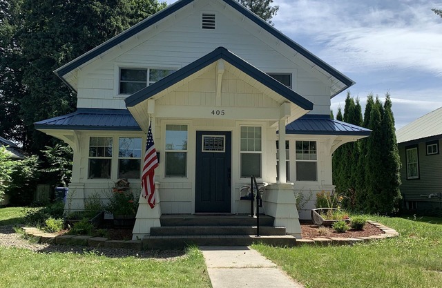 Great Location, relax by Sandpoint City Beach Park or shop downtown