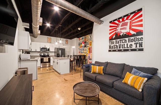 Great Location! Short Drive to Downtown