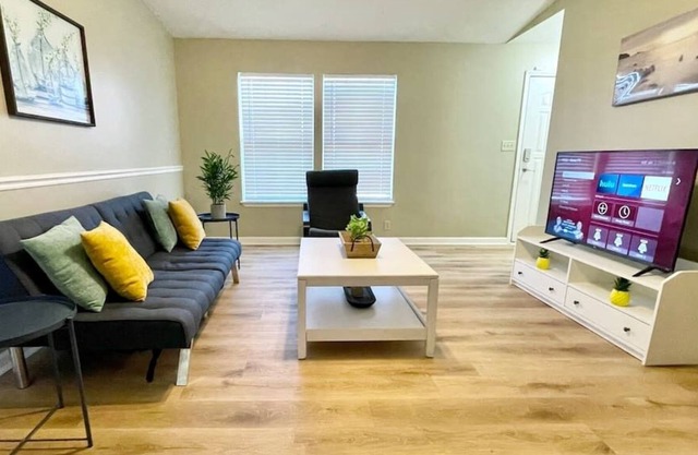 Great Location! Sleeps 9, 15 min to Downtown!
