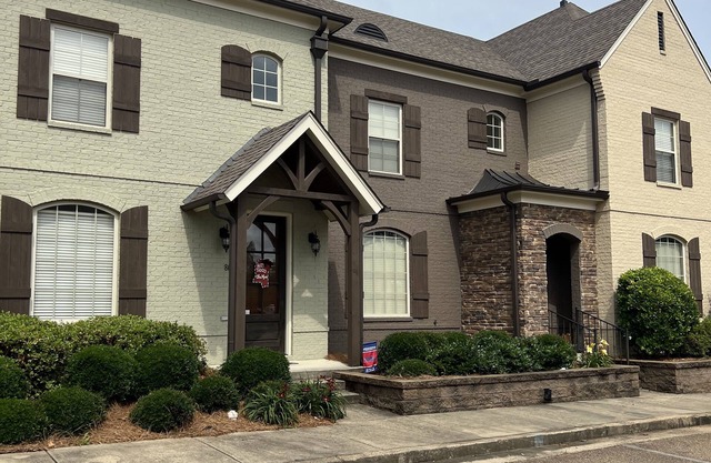 Great Location! Spacious condo1 mile to the Campus and short drive to the square