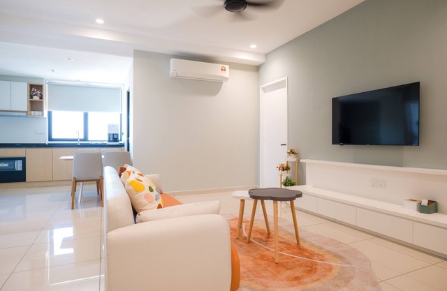 Great location ,surrounding with eatery center, walkable to food area.