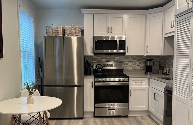 Great location with king size bed and parking