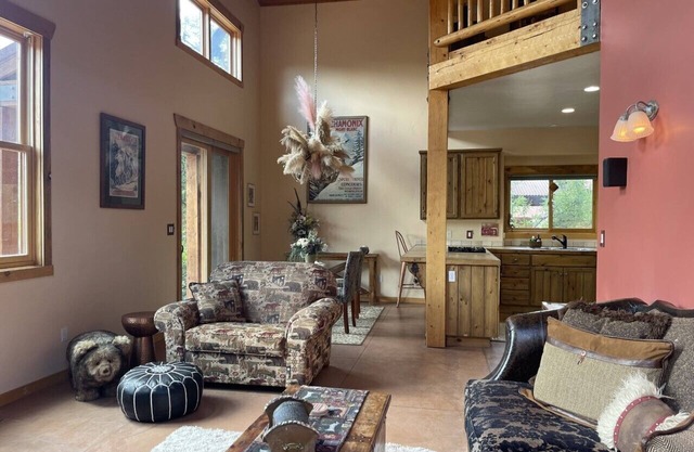 Great Moab Rim views, peaceful home along golf course neighbourhood