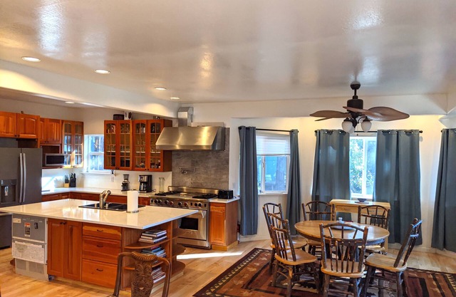 Great multi level home - Central heat & A/C, wi-fi, pool table, pets OK
