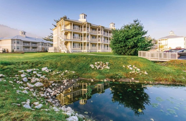 Great Place - 2 BD - Kitchen and Pool