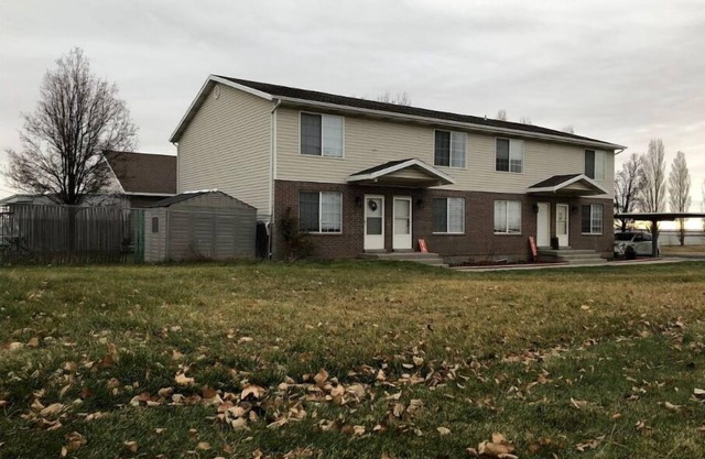 Great PRIVATE Family HOME! Big 3 Bed 3 Bath Private Yard