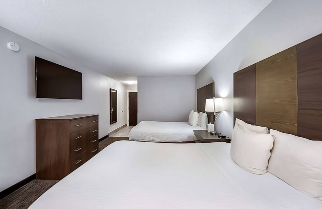 Great Relaxing Overnight Stay! 3 Pet-friendly Units. Near Grants Pass Golf Club!