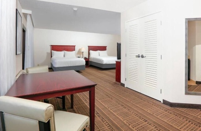Great Relaxing Overnight Stay! Relaxing Unit! Enjoy Pool Access and Free Parking