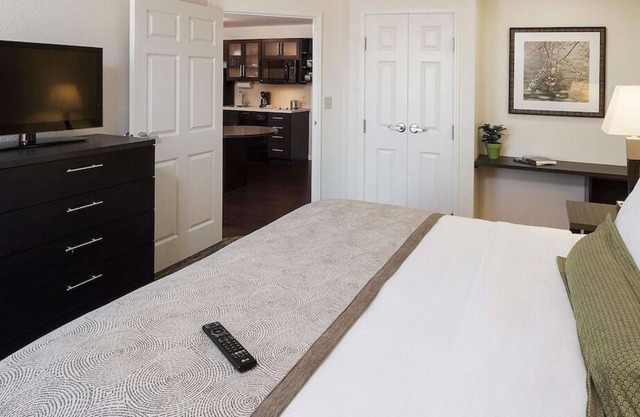 Great Relaxing Overnight Stay! 4 Spacious Rooms w/ Kitchen! Free Parking