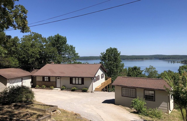Great retreat! Close to lake and marina