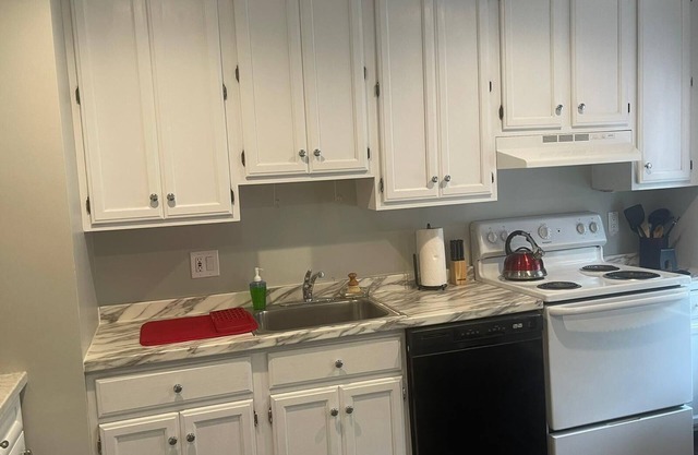 Great room mins from Pier Village share bathroom and kitchen