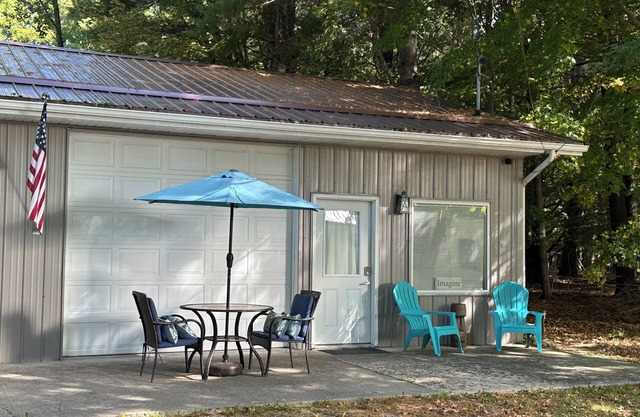 Great room w/pool table in a 1-bdrm party barn in Newaygo; River access