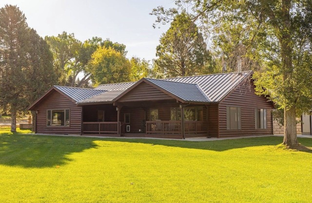 Great Shell Wyoming Escape- open concept living space, base of the Bighorn Mountains!