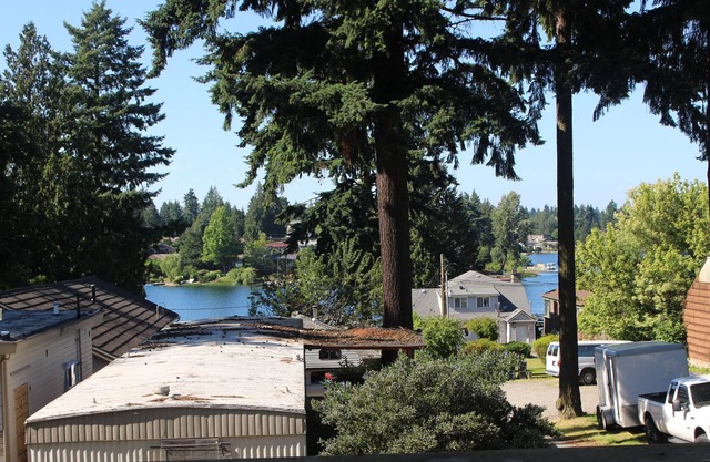 Great space + view near Seatac Airport and Light rail