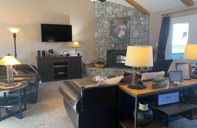 Great Townhome in Big Bear Lake - Walk to Bear Mountain Ski Resort & Golf Course