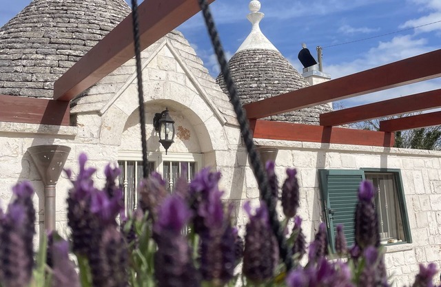 Tolles Trulli-Haus in der apulischen Landschaft!