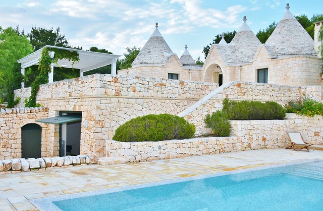 Schöne Villa, im Still eines Trullos mit 12 m x 6 m privatem Infinity-Pool & über 500 m² Terrasse