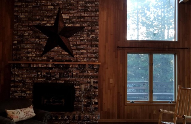 Great Multi-family Getaway inside Lake Almanor Country Club!