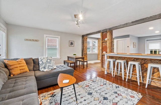 Great Value - 2 BDRM Sleeps 4 - Onsite parking!