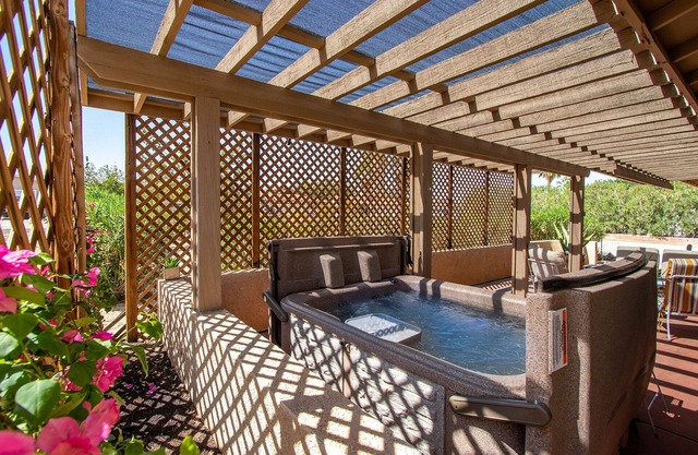 Great Vibe House + Hot Tub, Minutes to JTree Park