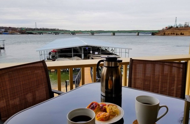 GUTE AUSSICHT! Aktualisiert! Seeseite! Aufzug! Ganz in der Nähe von Einkaufsmöglichkeiten und Restaurants! W-lan