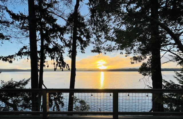 Great Views! Sleeps 10, Beachfront Hood Canal, Olympic NP, Kayaks, Game Room