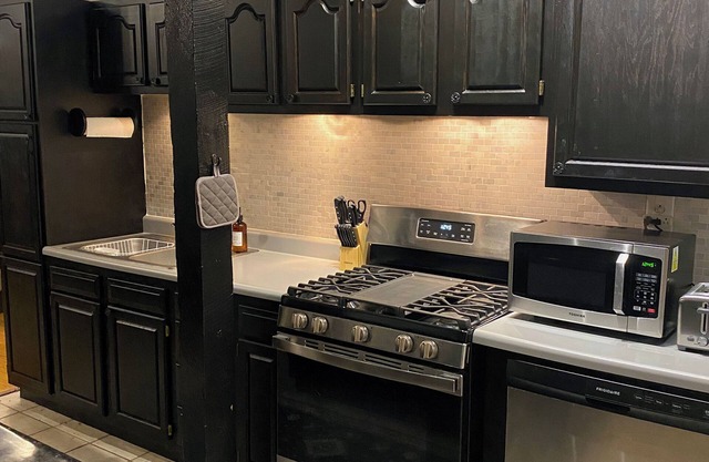 Great Weekend Getaway! Renovated in 2023, Zero Contact Booking, Pool Table, Wifi