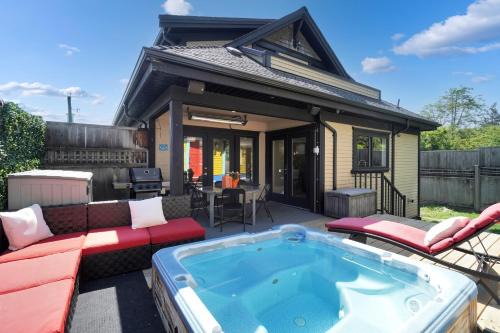Great West Vancouver house with hot tub, across from beach & 10 mn to Downtown Vancouver