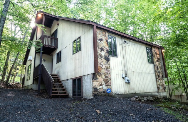 GreatRoom, soaring ceilings, window walls,F/Place Just what you are looking for.