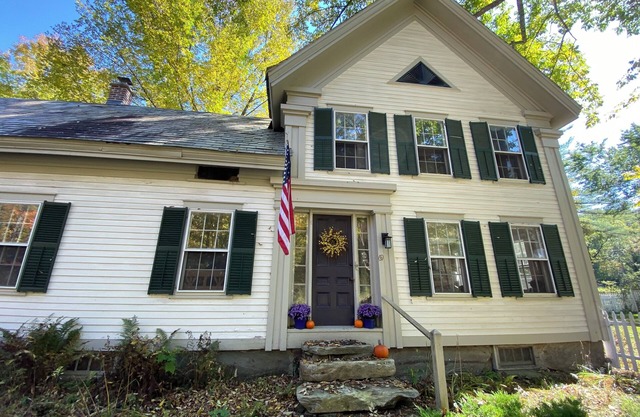 Greek Revival Farmhouse w/salt water hot tub near Stratton Mountain