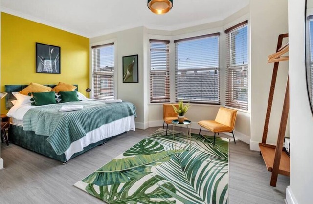 Green 3 Bedroom Apartment with Indoor fireplace