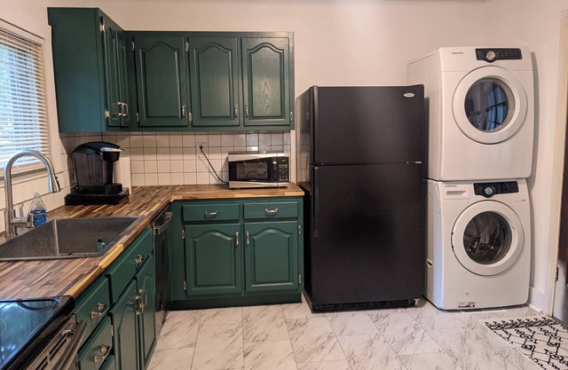 Green and White Chattanooga Cottage-near interstates and free parking