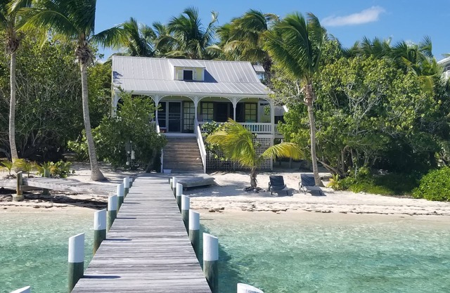 Green Bananas Cottage mit Sandstrand und eigenem Dock