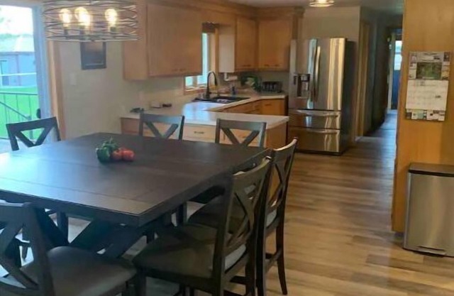 Green Bay Central Location! Great Yard! Big Deck! Bike Trails! Dog Park!Private!