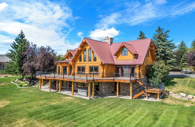 Green Canyon Estates-2 homes, hot tub, indoor sports court, 2 theater rooms