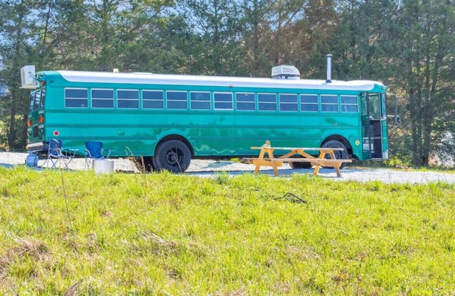 Glamp in school bus w/ Views, near Wine/Beer, Orchards, Hikes