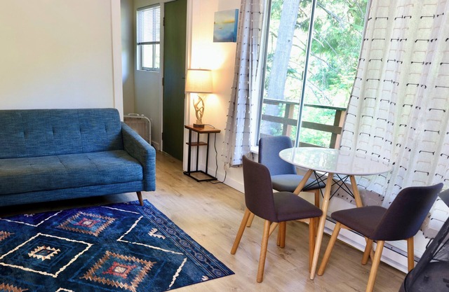 1 minute to Mount Rainier National Park - Cozy cabin Wifi/Deck/Full kitchen