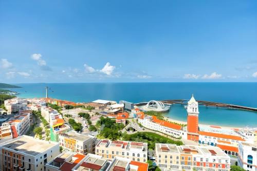 Green Hillside Apartment