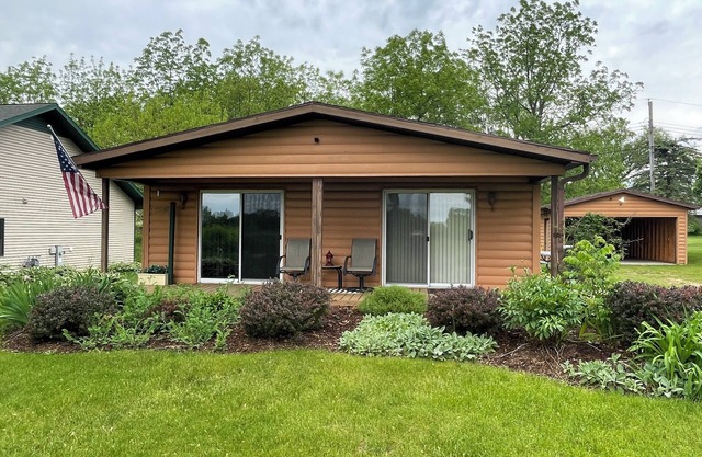 Green Lake Sunrise Getaway - A Pet Friendly Cabin!