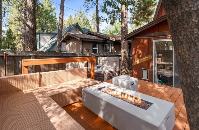 Green Leaf Lodge - Hot Tub, Fireplace, Pet Friendly, Fenced Yard
