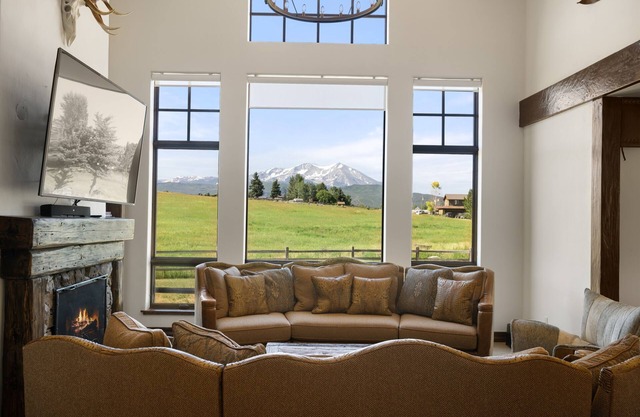 Green Meadow Vista | Sleeps 16, Hot Tub, A/C