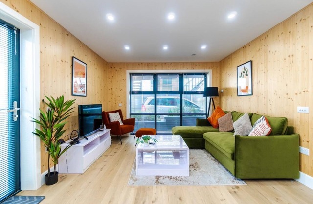 Green Mews 1 with Free Parking | By My Getaways