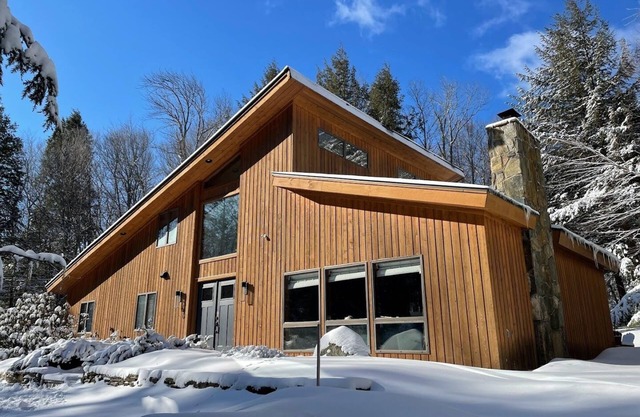 Green Mountain Chalet w/ Hot Tub, Sauna, Treehouse on 4 acres