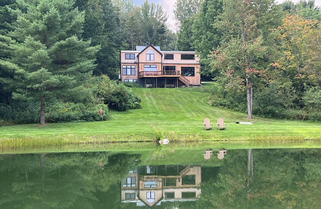 Green Mountain Haus: 4 br, fireplaces, a/c, private pond, mountain views!