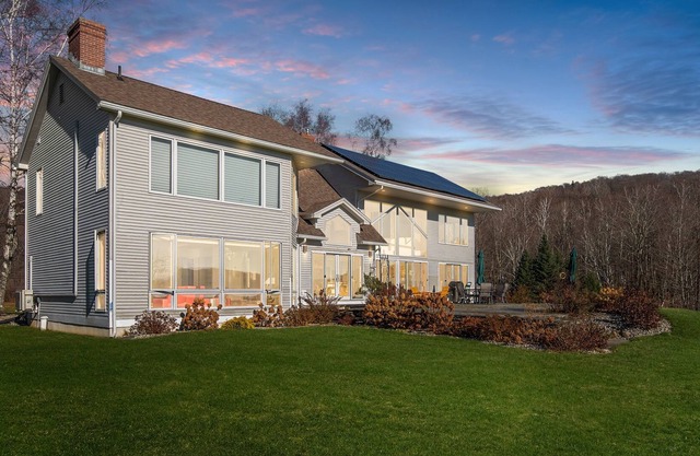 Green Mountains Retreat | Luminous Rooms + Wet Bar