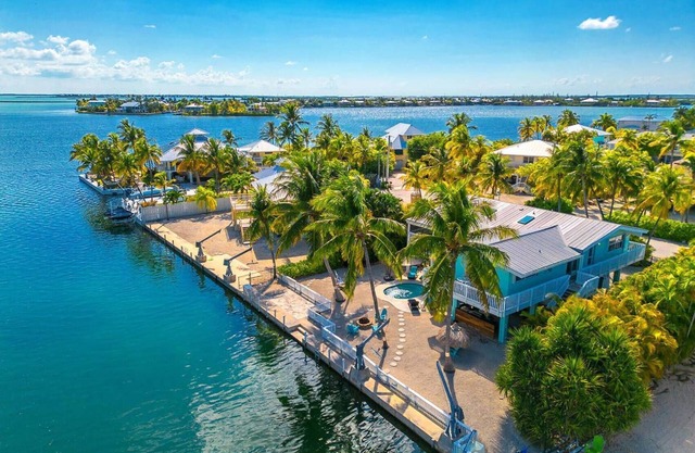 Green Turtle Oasis: Lovely 4BR Canal Front Home, Pool, Dockage, Tiki, Outdoor Dining & Pet Friendly!